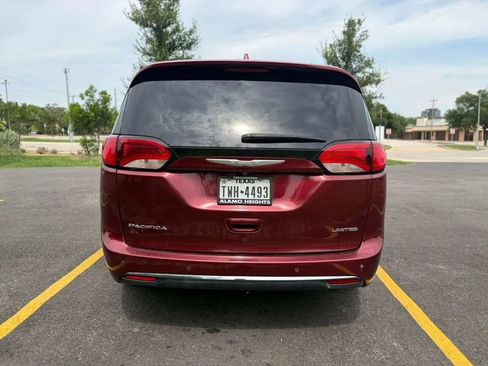 Used 2017 Chrysler Pacifica Limited w/ UConnect Theater Package FWD image 26