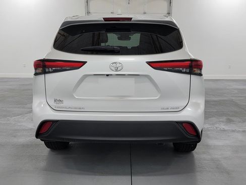Used 2023 Toyota Highlander XLE AWD/4WD image 7