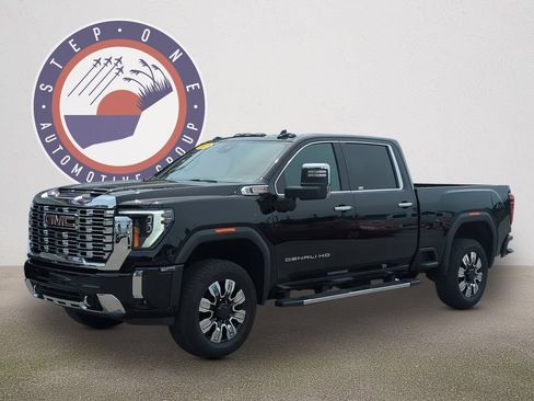 Used 2025 GMC Sierra 2500 Denali AWD/4WD image 2