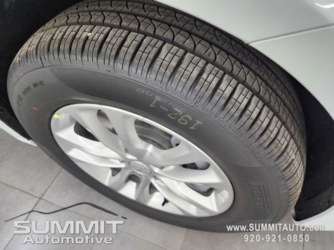 New 2027 Chrysler Pacifica Select AWD/4WD image 3