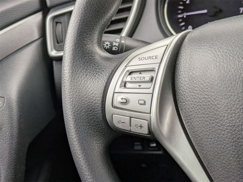 Used 2015 Nissan Rogue S image 17