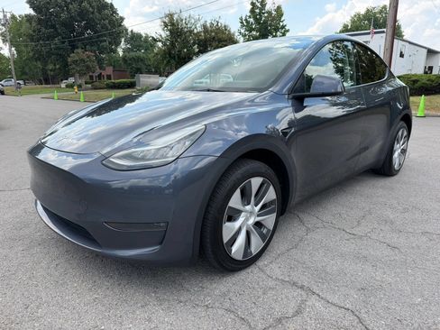Used 2023 Tesla Model Y AWD image 10