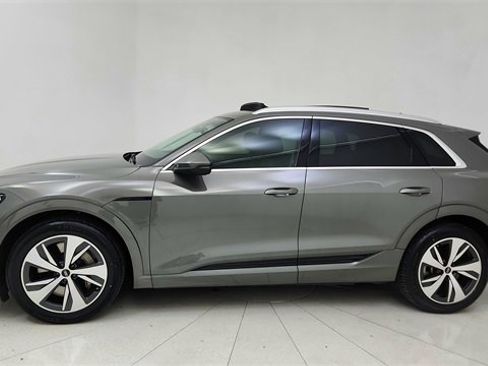 Used 2024 Audi Q8 e-tron Premium image 3