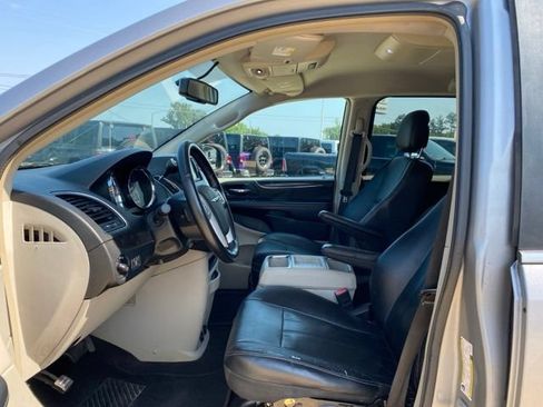 Used 2016 Chrysler Town & Country Touring FWD image 13