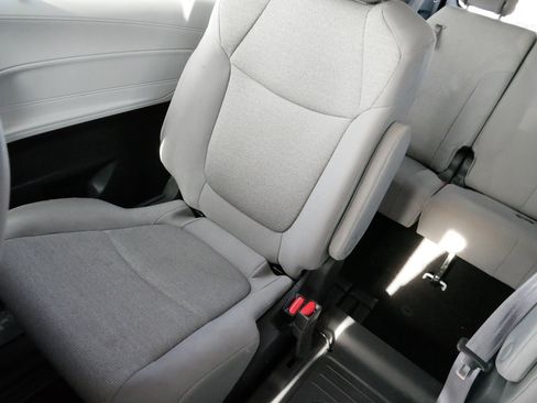 Used 2025 Toyota Sienna LE image 12