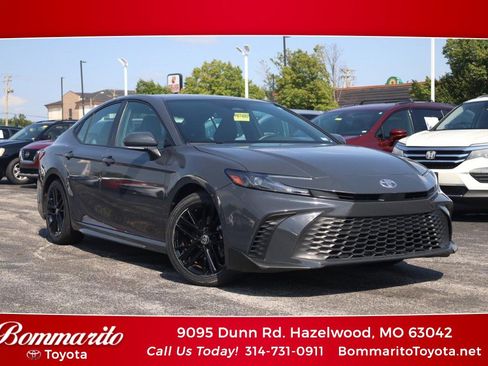 Used 2025 Toyota Camry SE FWD image 1