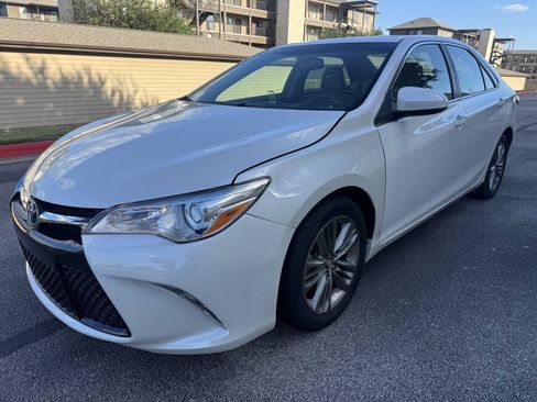 Used 2015 Toyota Camry SE w/ Moonroof Package FWD image 1