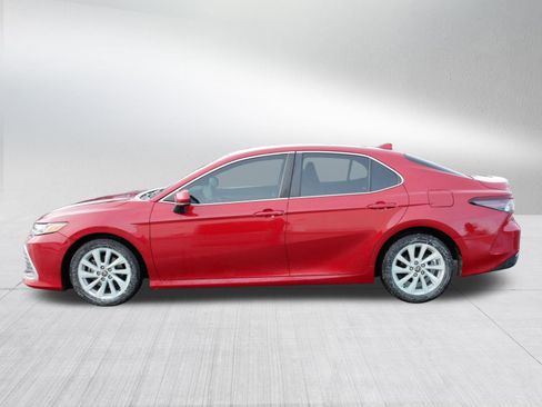 Used 2023 Toyota Camry LE image 4