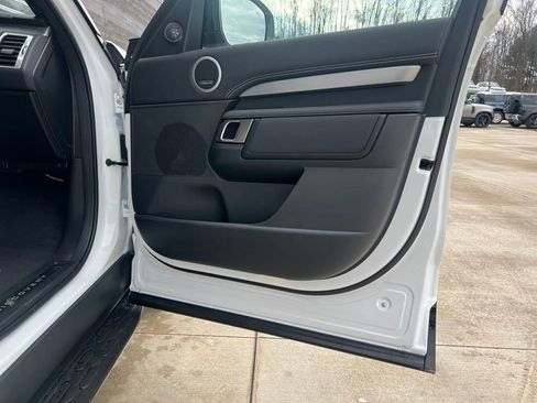 Used 2025 Land Rover Discovery Dynamic SE image 16