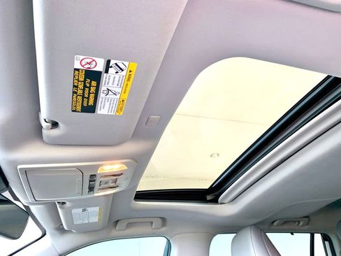 Used 2020 Toyota Highlander XLE FWD image 14