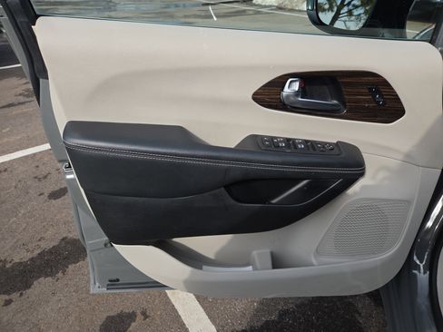 Certified 2023 Chrysler Pacifica Limited image 11