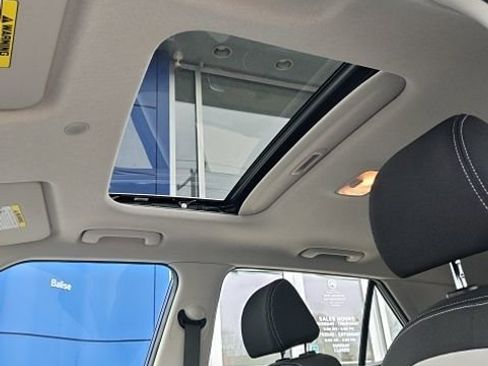 Used 2023 Hyundai Venue SEL image 25