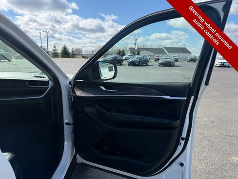 Used 2023 Jeep Grand Cherokee Limited w/ Black Appearance Package image 46