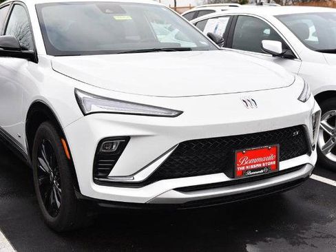 Used 2025 Buick Envista Sport Touring image 2