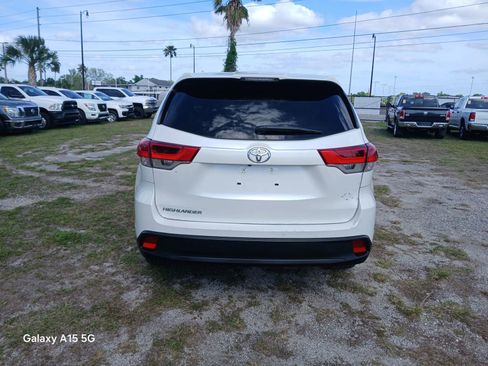 Used 2018 Toyota Highlander LE FWD image 4