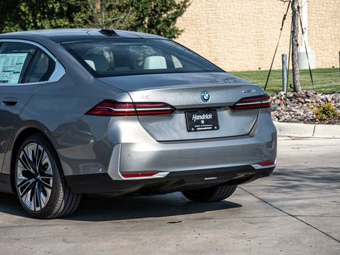 Used 2026 BMW i5 eDrive40 w/ Executive Package image 5