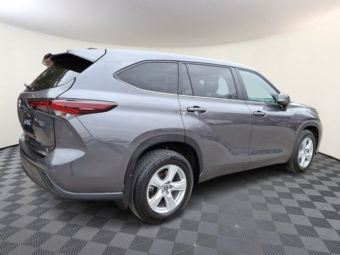 Used 2024 Toyota Highlander LE AWD/4WD image 6