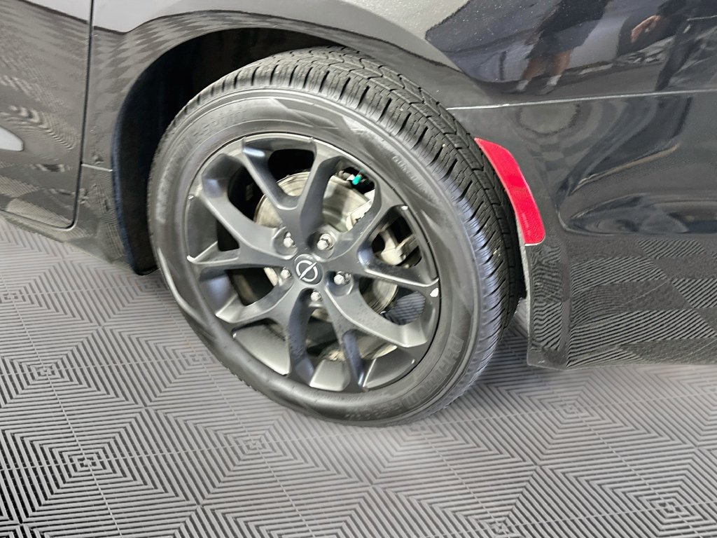 Certified 2025 Chrysler Pacifica Limited FWD image 42