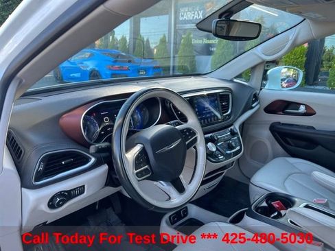 Used 2017 Chrysler Pacifica Limited w/ Tire & Wheel Group FWD image 18