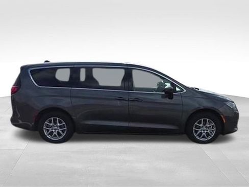 Used 2022 Chrysler Voyager LX FWD image 8