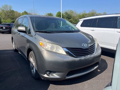 Used 2011 Toyota Sienna LE w/ Towing Pkg FWD image 1