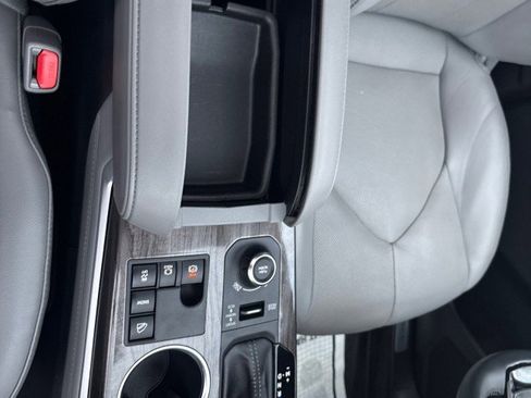 Used 2023 Toyota Highlander Limited image 22