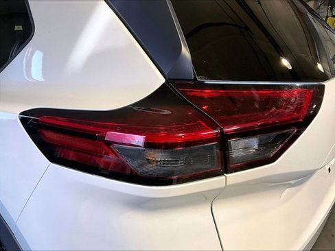 Used 2022 Nissan Rogue SV image 31