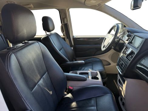 Used 2013 Chrysler Town & Country Touring image 15