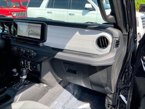 Used 2025 Jeep Wrangler Unlimited Sahara AWD/4WD image 28