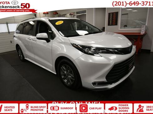 Used 2024 Toyota Sienna XLE FWD image 1