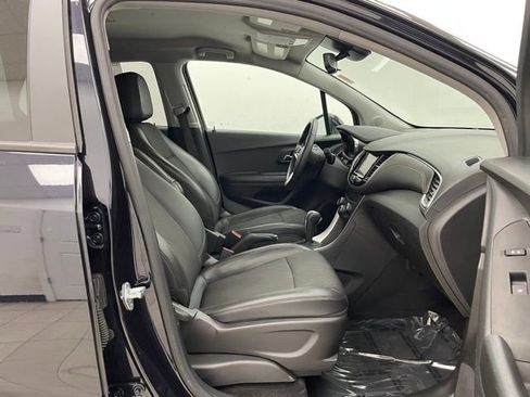 Used 2022 Chevrolet Trax LT w/ LT Convenience Package AWD/4WD image 16