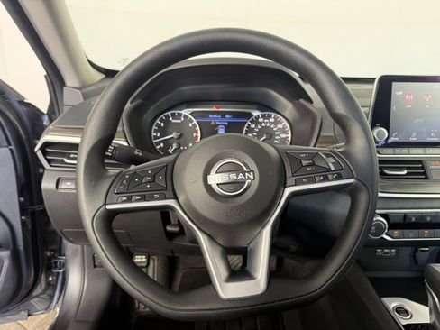 Used 2025 Nissan Altima 2.5 SV FWD image 17