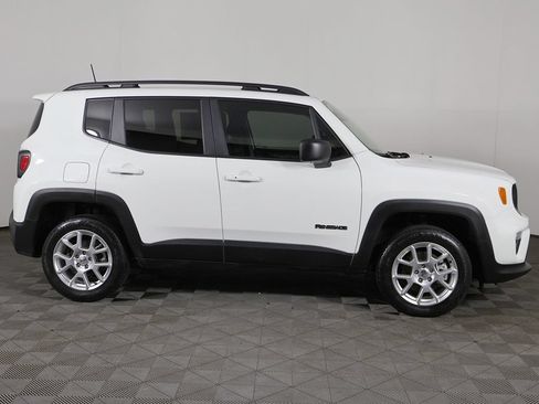 Used 2022 Jeep Renegade Latitude AWD/4WD image 16