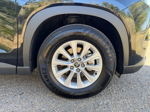 Used 2025 Toyota Grand Highlander AWD image 4