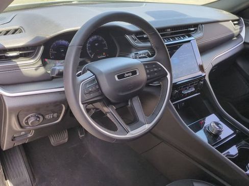 Used 2023 Jeep Grand Cherokee Laredo AWD/4WD image 10