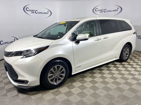 Certified 2021 Toyota Sienna XLE AWD/4WD image 3