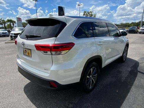 Used 2019 Toyota Highlander SE image 3