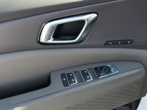 Used 2026 Kia Carnival EX image 14