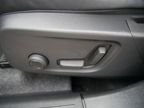 Used 2025 Volvo XC40 B5 Plus image 16