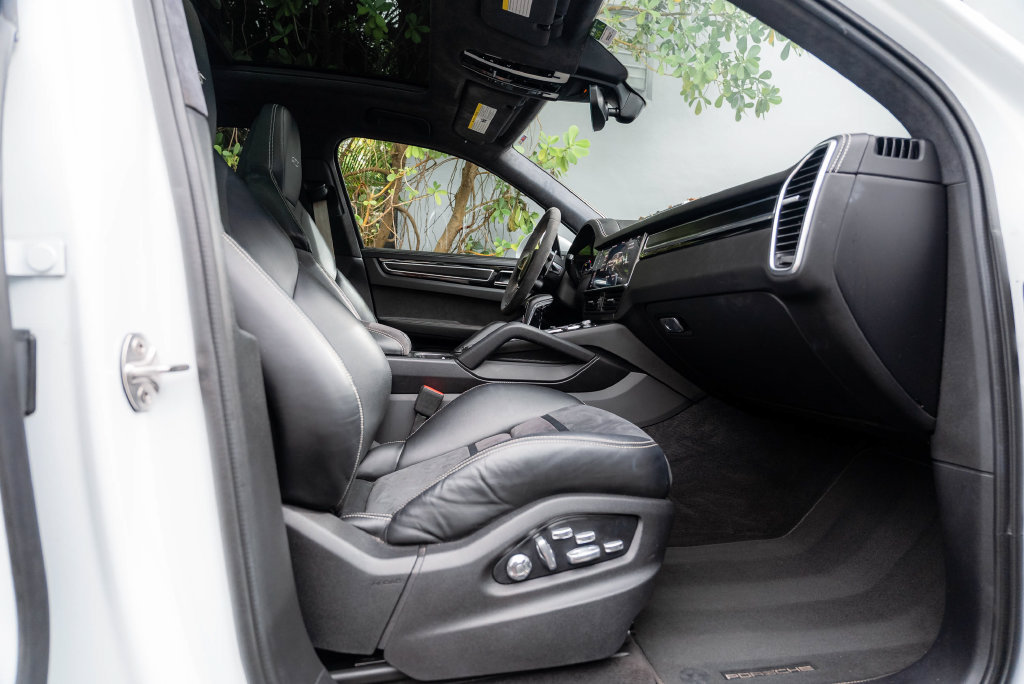 Used 2021 Porsche Cayenne GTS AWD/4WD image 3