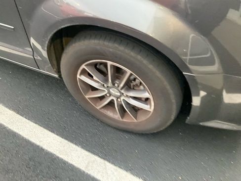 Used 2016 Dodge Grand Caravan SXT image 3