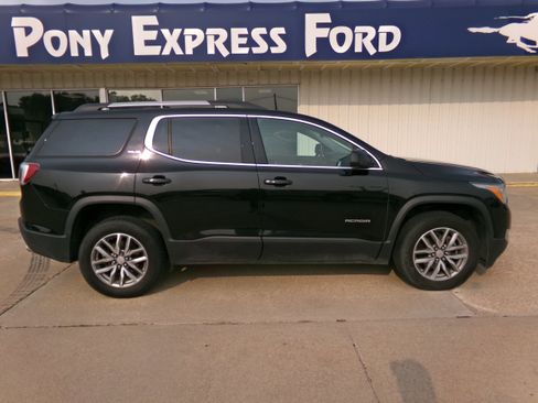 Used 2018 GMC Acadia SLE w/ LPO, Black Accent Package AWD/4WD image 2