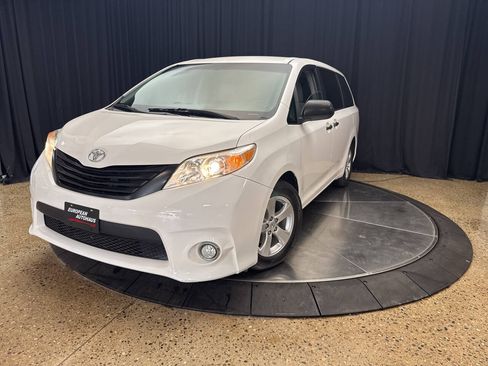 Used 2017 Toyota Sienna L FWD image 2