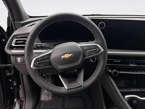 Used 2025 Chevrolet Traverse LT w/ Driver Confidence Package FWD image 12