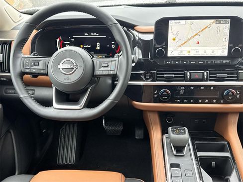 New 2025 Nissan Pathfinder Platinum image 2