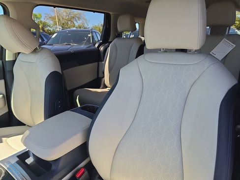 New 2026 Kia Carnival EX FWD image 23