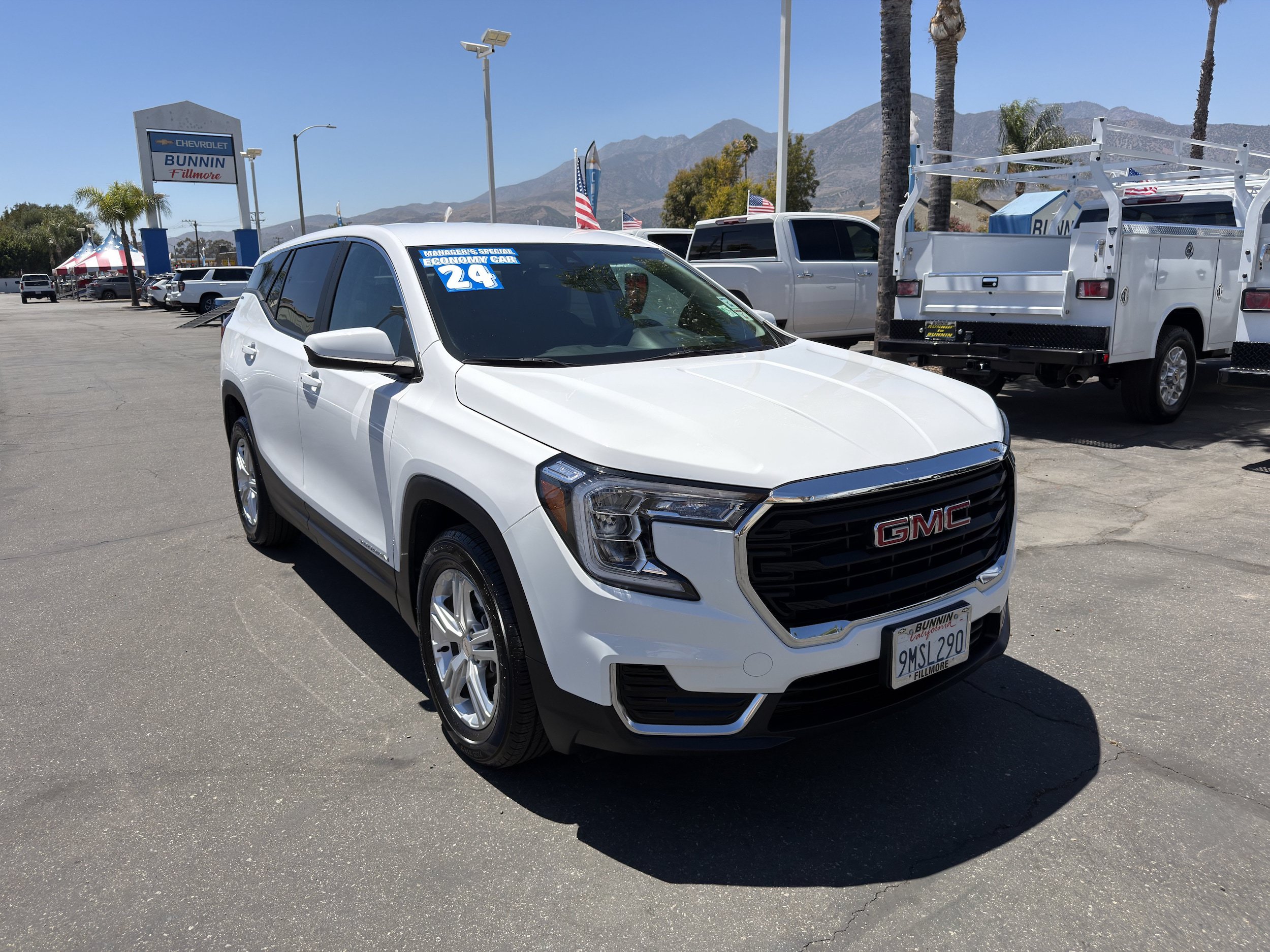 Used 2024 GMC Terrain SLE FWD image 2