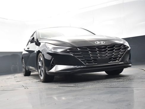Used 2022 Hyundai Elantra Limited image 29
