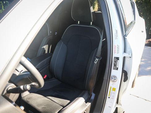 Used 2025 Volvo XC40 B5 Plus image 16