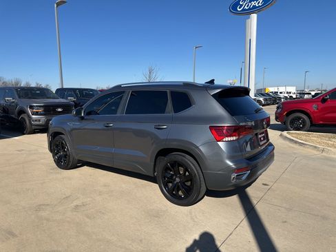 Used 2022 Volkswagen Taos SE image 3